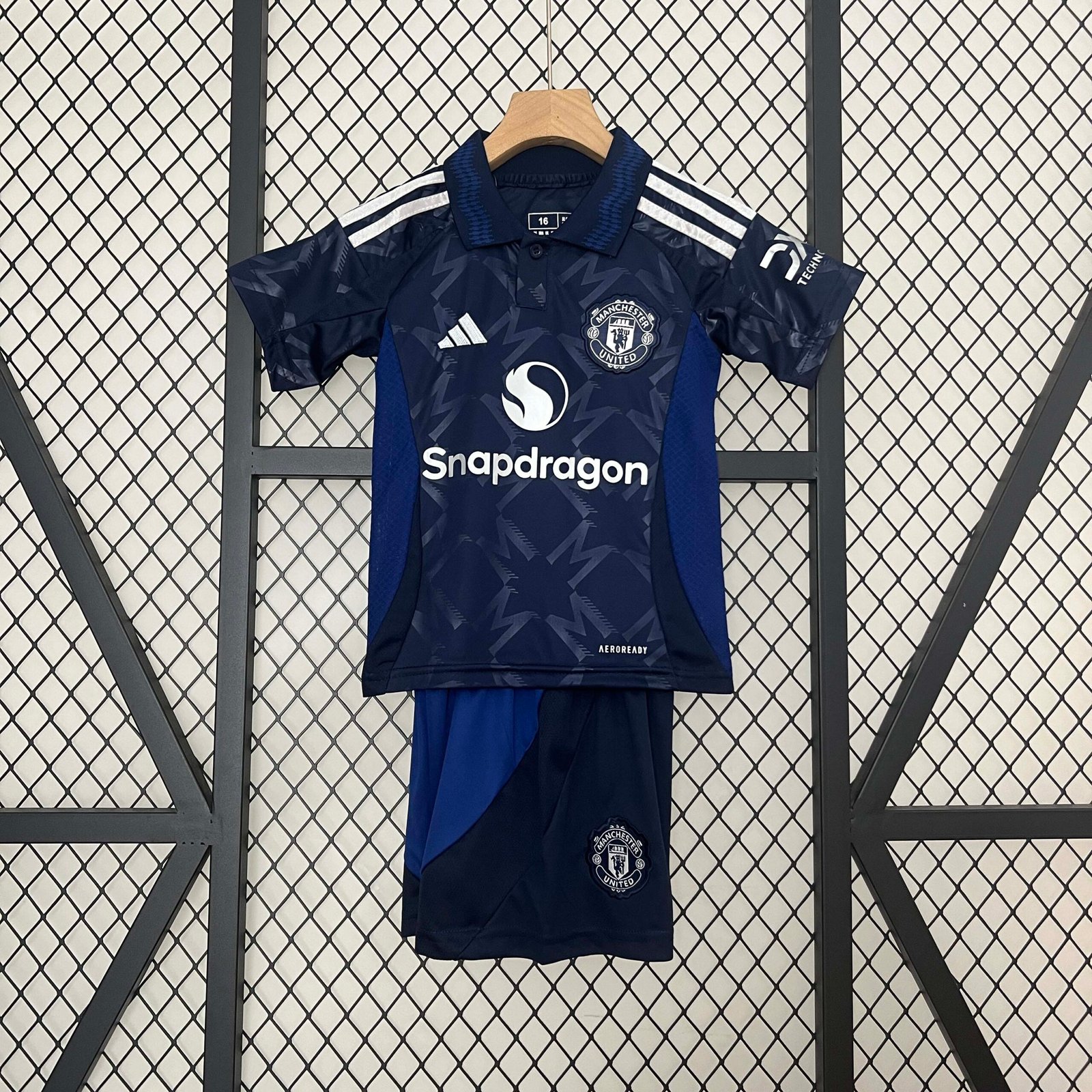 42fa8d65fabb8e001d859d4201893b5c 2024/2025 Manchester United Away Football Shirt 1:1 Thai Quality Kids Size - Image 1