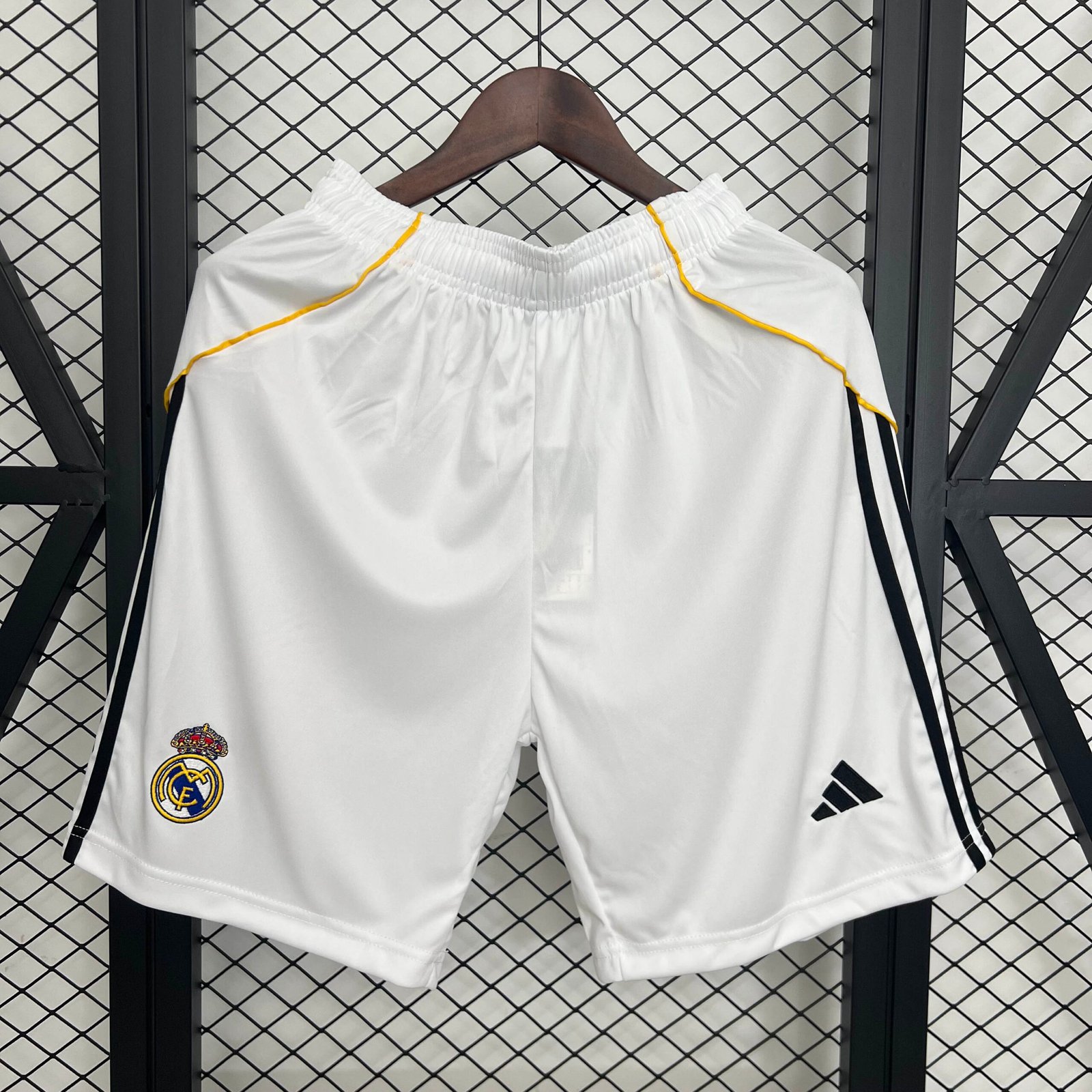 48d8a4a564ade0c6b0c227e614662f09 2025/2026 Real Madrid Home Shorts 1:1 Thai Quality - Image 1