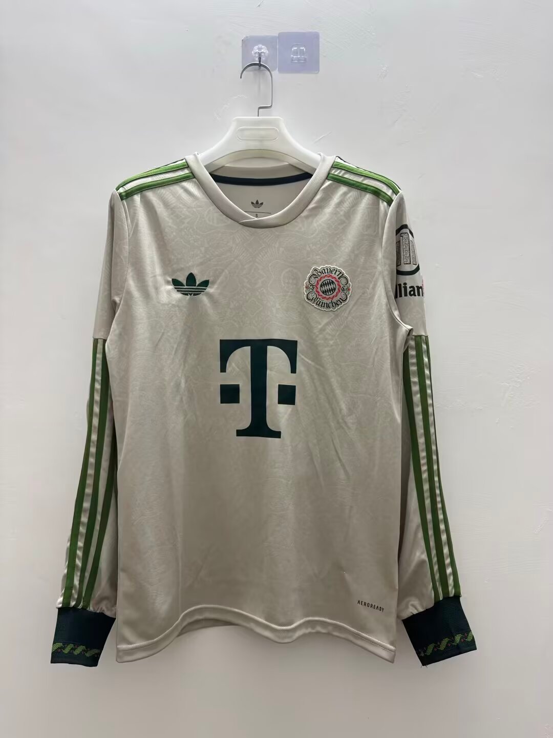 686f2832fb3845ec93e01ba07ef800ea 2025/2026 Long Sleeve Bayern Munich Oktoberfest Special Edition Light Grey Football Jersey 1:1 Thai Quality - Image 1