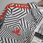 2021/2022 Manchester United Jersey Windbreaker Black-White Stripes - Image 4
