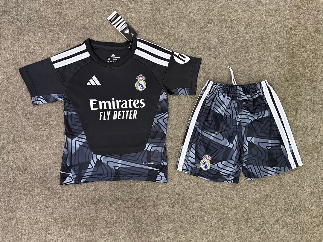 IMG_4461 2026-27 Real Madrid Goalkeeper Black kids/youth Soccer uniform - Image 1